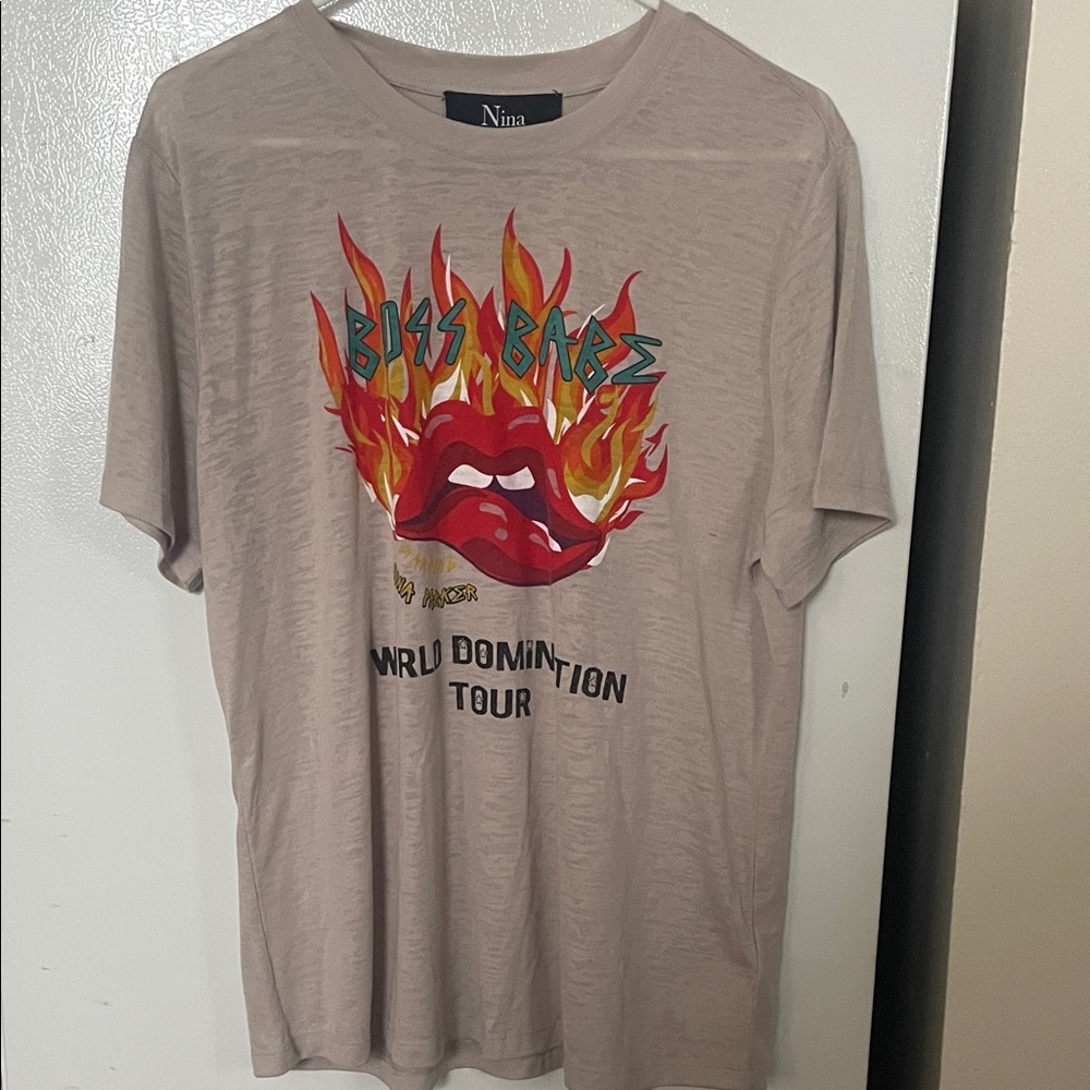 Nina Parker Women’s 1X NWT Boss‎ Babe World Domination Tour Graphic Tee Grunge